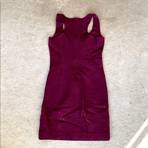 Body con shape sleeveless dress in plum - Picture 6 of 8